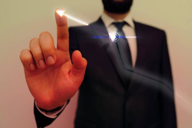 Erkek Akıllı Telefon Yükselen Eğilimler Performans Çubuğu Grafik Geliri Artırıyor. Yükselen Artan Hareket, Yükselen Finansal Hisse Çizelgesi Durum Raporu Gösteriliyor.