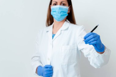 Tıbbi Gecelik Giyen, Ameliyat Eldiveni Giyen, Farklı Açı Atışları Boş Yapıştırma Kağıt Aksesuarlarıyla Çekilen Modern Akıllı Telefon