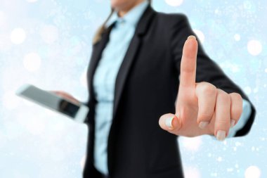 Bulanık Kalemle İşle İlgili Özellikleri Belirten Kişi. Önemli Ayrıntıları Seçme ve Dijital Uygulama Üzerine Dokunma Ekranı Tartışması.