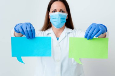 Tıbbi Gecelik Giyen, Ameliyat Eldiveni Giyen, Farklı Açı Atışları Boş Yapıştırma Kağıt Aksesuarlarıyla Çekilen Modern Akıllı Telefon