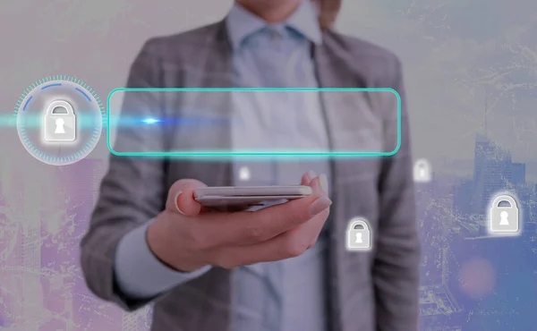 Gráficos de la última tecnología digital de protección de datos candado de seguridad en la pantalla virtual. Empresario con cerradura para asegurar . —  Fotos de Stock