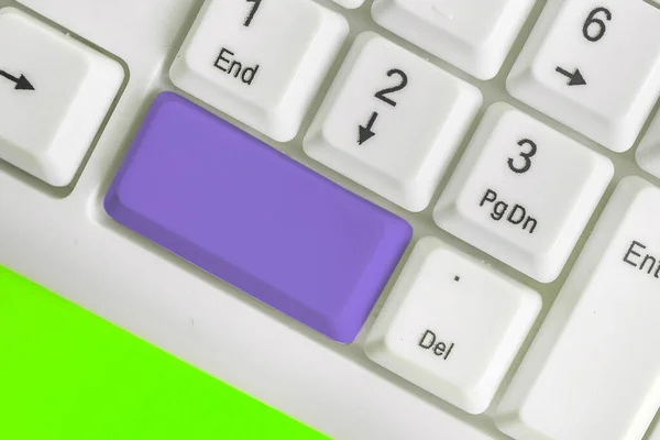 带有注释和Pc键盘的业务概念。彩色Pc模拟键盘，空白复制空间高于白色复制槽。空白的文本消息模拟空间. — 图库照片