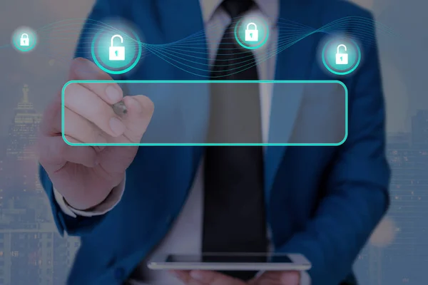 Gráficos de la última tecnología digital de protección de datos candado de seguridad en la pantalla virtual. Empresario con cerradura para asegurar . —  Fotos de Stock