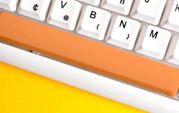 Concept d'affaires avec notes et clavier PC. Clavier maquette PC coloré avec espace de copie vide au-dessus du rythme de copie blanc. Espace de maquette vide pour message textuel. — Photo