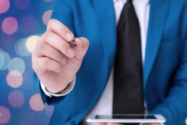 Persona en pluma borrosa que señala, marcando asuntos esenciales en los negocios. Discusión Selección de detalles importantes y pantalla táctil en la aplicación digital . —  Fotos de Stock