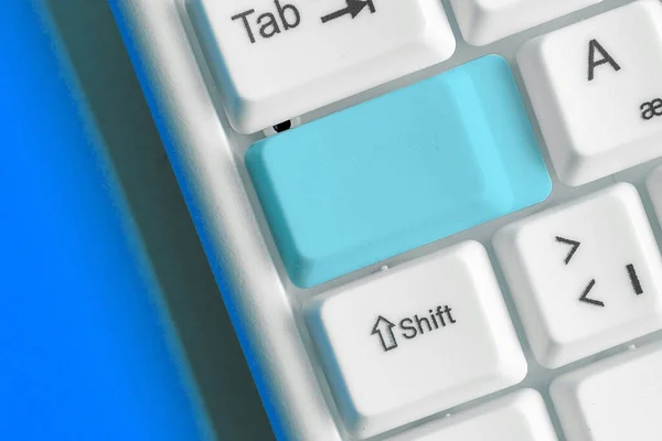 Obchodní koncepce s poznámkami a PC klávesnicí. Barevná PC Mock Up klávesnice s prázdnou kopírovací mezerou nad bílou kopií. Prázdné úložné místo pro textovou zprávu. — Stock fotografie