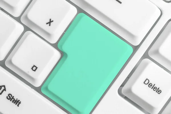 Geschäftskonzept mit Notizen und PC-Tastatur. Bunte PC-Tastatur mit leerem Kopierraum über weißem Kopierschutz. Leere Attrappe für Textnachrichten. — Stockfoto