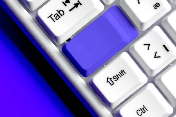 Zakelijk concept met notities en pc-toetsenbord. Kleurrijke Pc Mock Up Keyboard met lege kopieerruimte boven witte kopieerruimte. Blanco Mockup Ruimte voor Tekstuele Boodschap. — Stockfoto