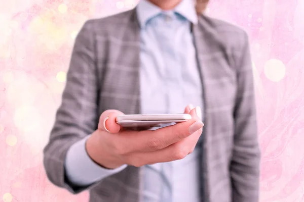 Persoon in wazige pen wijzend op, markeren van essentiële zaken in het bedrijfsleven. Discussie selecteren van belangrijke details en het aanraken van scherm op digitale applicatie. — Stockfoto