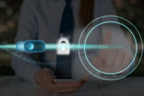 Gráficos de la última tecnología digital de protección de datos candado de seguridad en la pantalla virtual. Empresario con cerradura para asegurar . — Foto de Stock