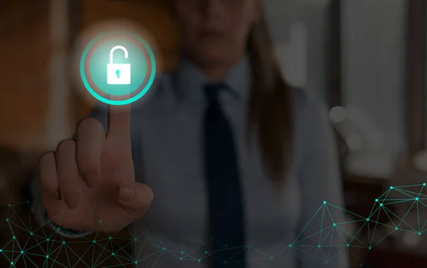 Gráficos de la última tecnología digital de protección de datos candado de seguridad en la pantalla virtual. Empresario con cerradura para asegurar . — Foto de Stock