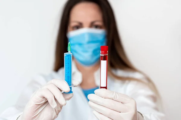 Persona que usa guantes médicos del vestido para realizar el experimento del laboratorio. Detener el tubo de prueba de sangre para el análisis de la condición de salud —  Fotos de Stock