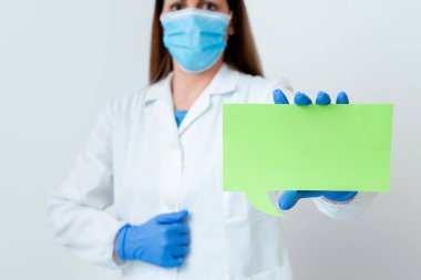 Tıbbi Gecelik Giyen, Ameliyat Eldiveni Giyen, Farklı Açı Atışları Boş Yapıştırma Kağıt Aksesuarlarıyla Çekilen Modern Akıllı Telefon