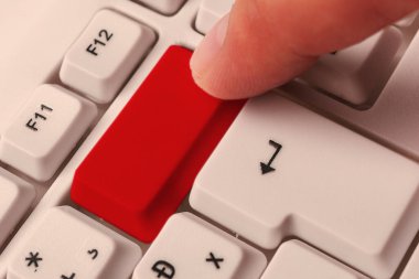 Not ve Klavyeli İş Konsepti. Boş Kopya Boşluğu Beyaz Kopyalama Cpace 'inin üzerinde Renkli Pc Mock Klavyesini Yapıştır. Metin İletisi için Boş Model Boşluğu.