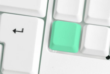 Not ve Klavyeli İş Konsepti. Boş Kopya Boşluğu Beyaz Kopyalama Cpace 'inin üzerinde Renkli Pc Mock Klavyesini Yapıştır. Metin İletisi için Boş Model Boşluğu.