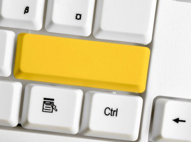 Not ve Klavyeli İş Konsepti. Boş Kopya Boşluğu Beyaz Kopyalama Cpace 'inin üzerinde Renkli Pc Mock Klavyesini Yapıştır. Metin İletisi için Boş Model Boşluğu.