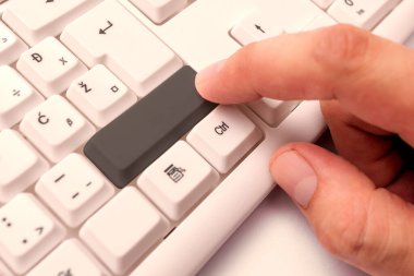 Not ve Klavyeli İş Konsepti. Boş Kopya Boşluğu Beyaz Kopyalama Cpace 'inin üzerinde Renkli Pc Mock Klavyesini Yapıştır. Metin İletisi için Boş Model Boşluğu.