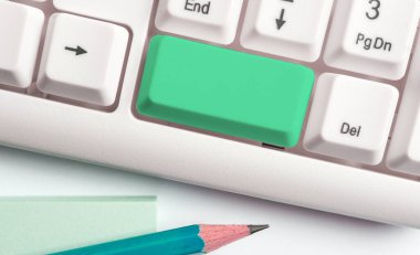 Not ve Klavyeli İş Konsepti. Boş Kopya Boşluğu Beyaz Kopyalama Cpace 'inin üzerinde Renkli Pc Mock Klavyesini Yapıştır. Metin İletisi için Boş Model Boşluğu.