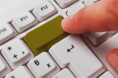 Not ve Klavyeli İş Konsepti. Boş Kopya Boşluğu Beyaz Kopyalama Cpace 'inin üzerinde Renkli Pc Mock Klavyesini Yapıştır. Metin İletisi için Boş Model Boşluğu.