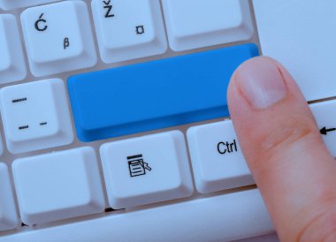 Not ve Klavyeli İş Konsepti. Boş Kopya Boşluğu Beyaz Kopyalama Cpace 'inin üzerinde Renkli Pc Mock Klavyesini Yapıştır. Metin İletisi için Boş Model Boşluğu.
