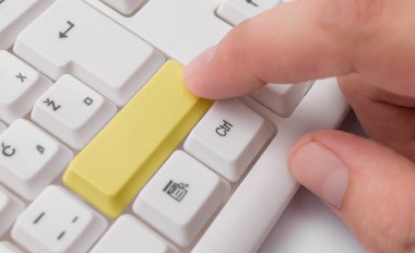 Not ve Klavyeli İş Konsepti. Boş Kopya Boşluğu Beyaz Kopyalama Cpace 'inin üzerinde Renkli Pc Mock Klavyesini Yapıştır. Metin İletisi için Boş Model Boşluğu.