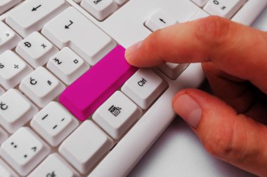 Not ve Klavyeli İş Konsepti. Boş Kopya Boşluğu Beyaz Kopyalama Cpace 'inin üzerinde Renkli Pc Mock Klavyesini Yapıştır. Metin İletisi için Boş Model Boşluğu.