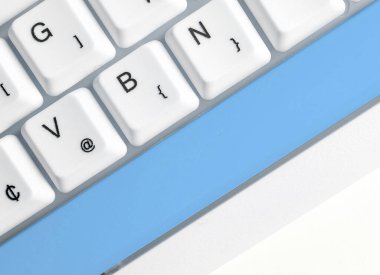 Not ve Klavyeli İş Konsepti. Boş Kopya Boşluğu Beyaz Kopyalama Cpace 'inin üzerinde Renkli Pc Mock Klavyesini Yapıştır. Metin İletisi için Boş Model Boşluğu.