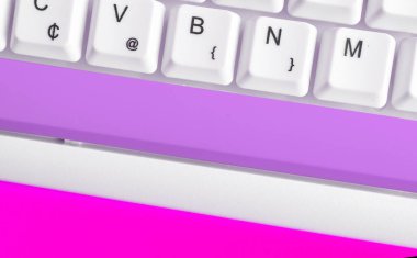 Not ve Klavyeli İş Konsepti. Boş Kopya Boşluğu Beyaz Kopyalama Cpace 'inin üzerinde Renkli Pc Mock Klavyesini Yapıştır. Metin İletisi için Boş Model Boşluğu.