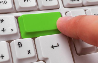 Not ve Klavyeli İş Konsepti. Boş Kopya Boşluğu Beyaz Kopyalama Cpace 'inin üzerinde Renkli Pc Mock Klavyesini Yapıştır. Metin İletisi için Boş Model Boşluğu.