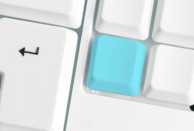 Not ve Klavyeli İş Konsepti. Boş Kopya Boşluğu Beyaz Kopyalama Cpace 'inin üzerinde Renkli Pc Mock Klavyesini Yapıştır. Metin İletisi için Boş Model Boşluğu.