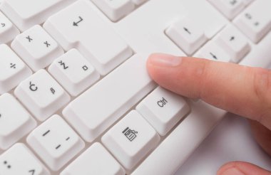 Not ve Klavyeli İş Konsepti. Boş Kopya Boşluğu Beyaz Kopyalama Cpace 'inin üzerinde Renkli Pc Mock Klavyesini Yapıştır. Metin İletisi için Boş Model Boşluğu.
