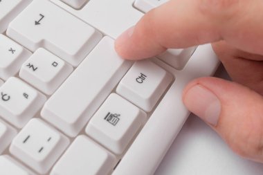 Not ve Klavyeli İş Konsepti. Boş Kopya Boşluğu Beyaz Kopyalama Cpace 'inin üzerinde Renkli Pc Mock Klavyesini Yapıştır. Metin İletisi için Boş Model Boşluğu.