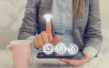 Fütüristik Bilgiler Arayüzü Elementleri Ücretsiz Wi-Fi Bağlantı Simgesi Kullanılarak Bulanıklaştırıldı. İnternet Teknolojisi Kablosuz ve Ağ Kavramı.