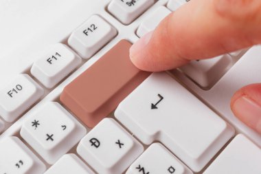 Not ve Klavyeli İş Konsepti. Boş Kopya Boşluğu Beyaz Kopyalama Cpace 'inin üzerinde Renkli Pc Mock Klavyesini Yapıştır. Metin İletisi için Boş Model Boşluğu.