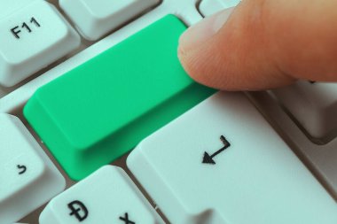 Not ve Klavyeli İş Konsepti. Boş Kopya Boşluğu Beyaz Kopyalama Cpace 'inin üzerinde Renkli Pc Mock Klavyesini Yapıştır. Metin İletisi için Boş Model Boşluğu.