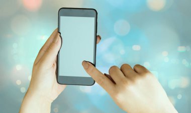 Bulanık Kalemle İşle İlgili Özellikleri Belirten Kişi. Önemli Ayrıntıları Seçme ve Dijital Uygulama Üzerine Dokunma Ekranı Tartışması.