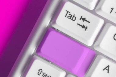 Not ve Klavyeli İş Konsepti. Boş Kopya Boşluğu Beyaz Kopyalama Cpace 'inin üzerinde Renkli Pc Mock Klavyesini Yapıştır. Metin İletisi için Boş Model Boşluğu.