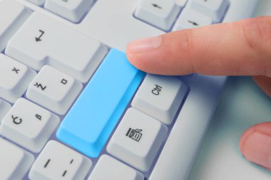 Not ve Klavyeli İş Konsepti. Boş Kopya Boşluğu Beyaz Kopyalama Cpace 'inin üzerinde Renkli Pc Mock Klavyesini Yapıştır. Metin İletisi için Boş Model Boşluğu.