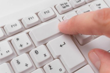 Not ve Klavyeli İş Konsepti. Boş Kopya Boşluğu Beyaz Kopyalama Cpace 'inin üzerinde Renkli Pc Mock Klavyesini Yapıştır. Metin İletisi için Boş Model Boşluğu.
