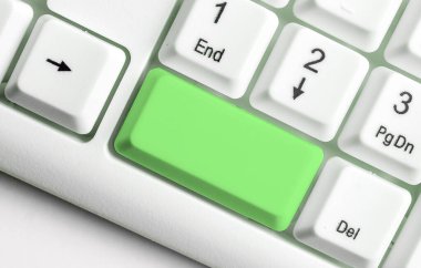 Not ve Klavyeli İş Konsepti. Boş Kopya Boşluğu Beyaz Kopyalama Cpace 'inin üzerinde Renkli Pc Mock Klavyesini Yapıştır. Metin İletisi için Boş Model Boşluğu.