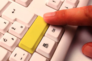 Not ve Klavyeli İş Konsepti. Boş Kopya Boşluğu Beyaz Kopyalama Cpace 'inin üzerinde Renkli Pc Mock Klavyesini Yapıştır. Metin İletisi için Boş Model Boşluğu.