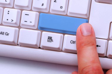 Not ve Klavyeli İş Konsepti. Boş Kopya Boşluğu Beyaz Kopyalama Cpace 'inin üzerinde Renkli Pc Mock Klavyesini Yapıştır. Metin İletisi için Boş Model Boşluğu.