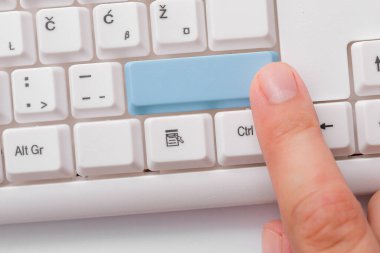 Not ve Klavyeli İş Konsepti. Boş Kopya Boşluğu Beyaz Kopyalama Cpace 'inin üzerinde Renkli Pc Mock Klavyesini Yapıştır. Metin İletisi için Boş Model Boşluğu.