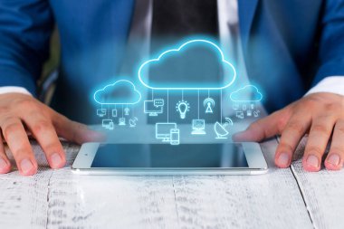 Fütürist Bilgi Arayüzü 'ne Açılan Akıllı Telefon İşadamı. Bulut Bilgisayarında Bilgi Teknolojisi Diyagram Ağı Büyük Veri Depolama Servisi.