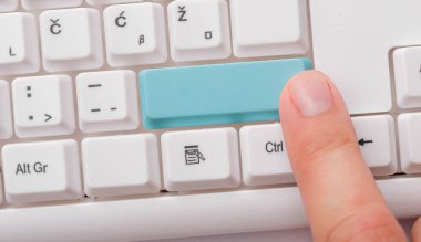 Not ve Klavyeli İş Konsepti. Boş Kopya Boşluğu Beyaz Kopyalama Cpace 'inin üzerinde Renkli Pc Mock Klavyesini Yapıştır. Metin İletisi için Boş Model Boşluğu.