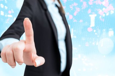 Bulanık Kalemle İşle İlgili Özellikleri Belirten Kişi. Önemli Ayrıntıları Seçme ve Dijital Uygulama Üzerine Dokunma Ekranı Tartışması.