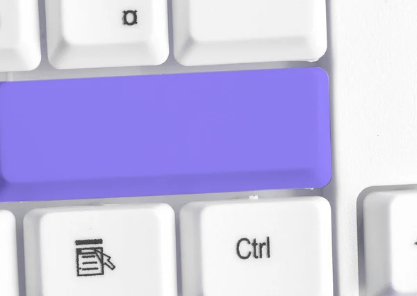 Zakelijk concept met notities en pc-toetsenbord. Kleurrijke Pc Mock Up Keyboard met lege kopieerruimte boven witte kopieerruimte. Blanco Mockup Ruimte voor Tekstuele Boodschap. — Stockfoto