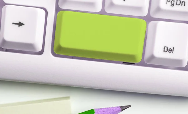 Koncepcja biznesowa z notatkami i klawiaturą PC. Kolorowa klawiatura PC Mock Up z pustą kopią przestrzeni nad białą kopią Cpace. Puste miejsce makiety wiadomości tekstowych. — Zdjęcie stockowe