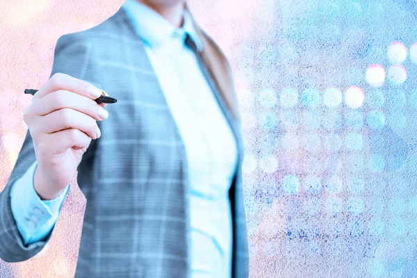 Persona en pluma borrosa que señala, marcando asuntos esenciales en los negocios. Discusión Selección de detalles importantes y pantalla táctil en la aplicación digital . —  Fotos de Stock