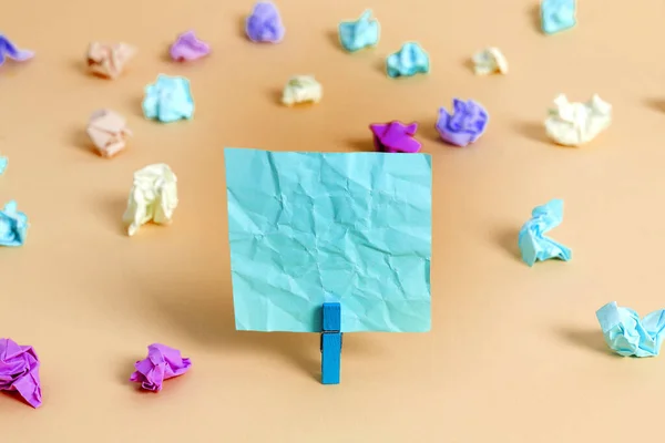 Rectangle Square Shaped Colored Paper With Clothespin or Paper Ball In A Light Background. 다양 한 색상의 지폐가 식탁 주위에 뿌려졌다. 사무실 의공 급 이 엄청나다. — 스톡 사진